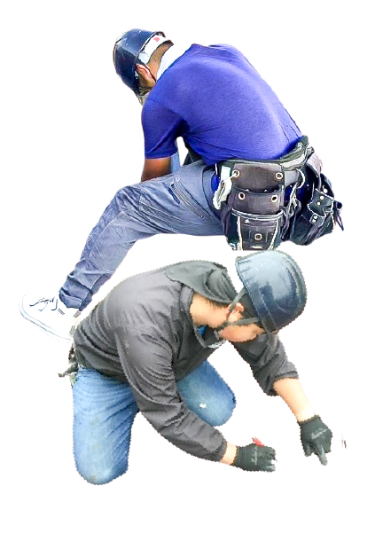 屋根施工中の職人2名が作業する様子