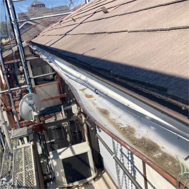 落雪で雨どいが詰まった状態