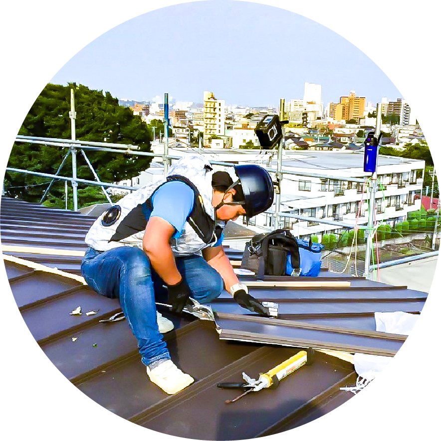屋根工事をする職人