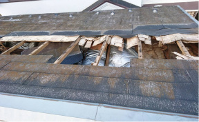 台風被害で屋根材がとばされた屋根