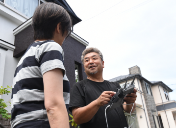 ドローンでの調査をお客様へ説明している様子