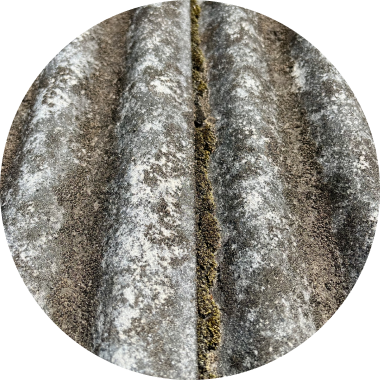 劣化した屋根材